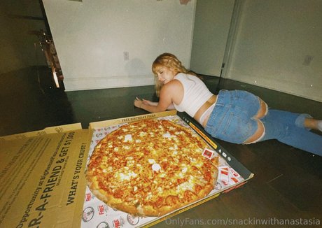 snackinwithanastasia model nude image