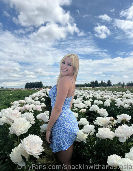 snackinwithanastasia naked model image