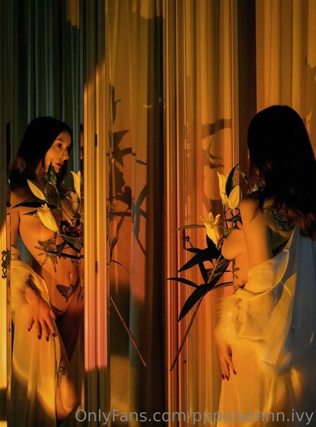 pppoisonnn ivy erotic model photo