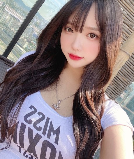 Son Ye Eun hot star image