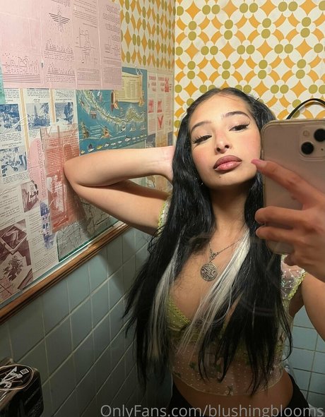 blushingblooms hot star image