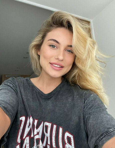 ad petit pretty model img