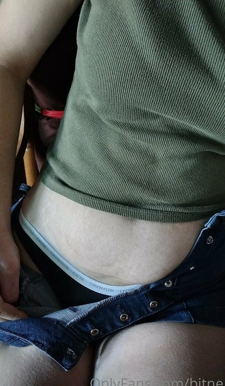 kneebes nude pornstar picture