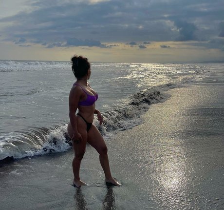 karenn fit naked star image