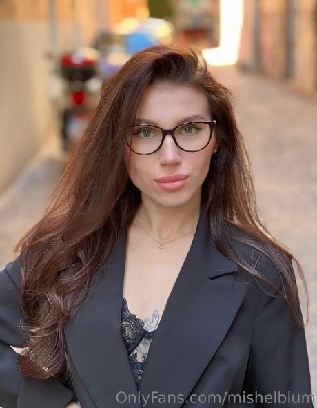 divine laura top actress image