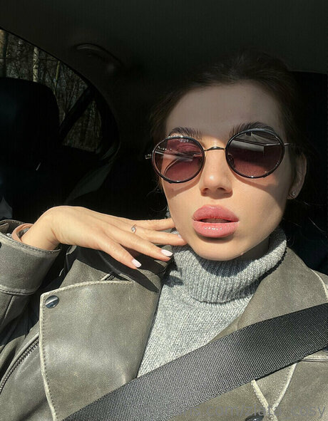 divine laura art model gallery