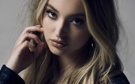 Bella Podaras star nude photos