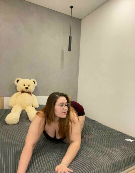 curvy iris model nudes archive