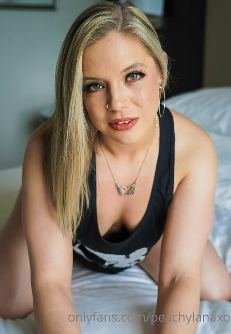 peachylanaxo model gallery