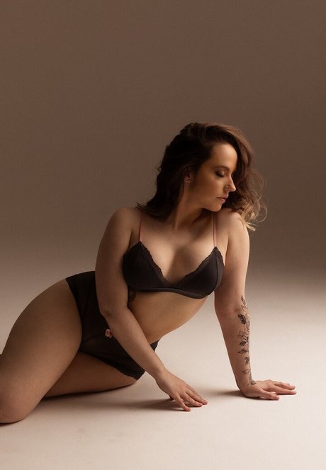 Nay Rodrigues star adult picture