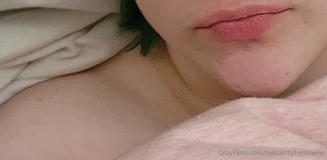 misskittyhellebore model naked gallery