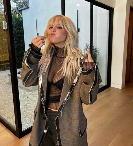 Renee Rapp star art photo