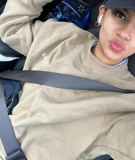 Holly Hennessy pretty star gallery