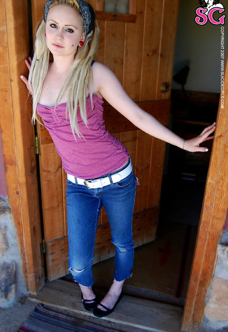 Elle Stranger naked actress img