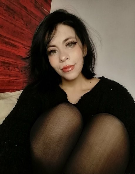 minakin model nude picture