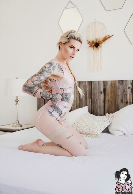 mandeelou naked model photo