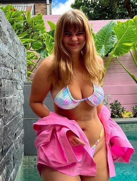 Clemence Andrea art model picture