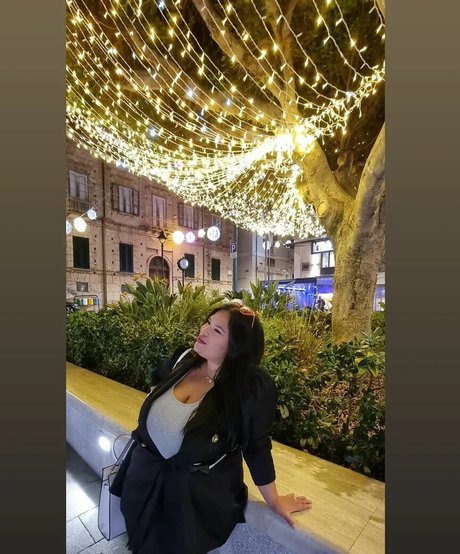 Naty Mari pretty pornstar images