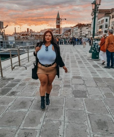 Naty Mari art star photo