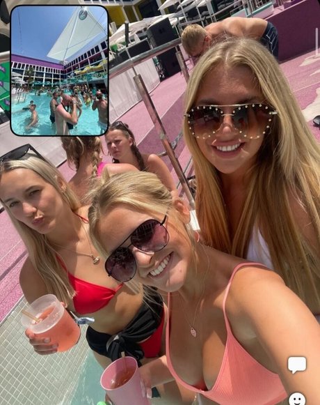 Chloe Burns model sex photo