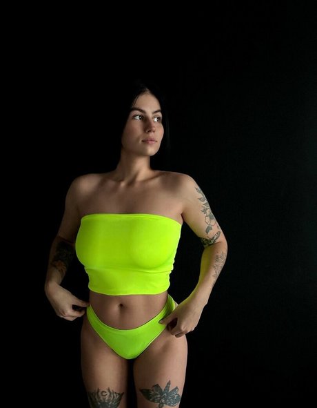 milamilasham hot actress pics