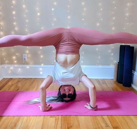 Hot Yoga Babe thumbnail