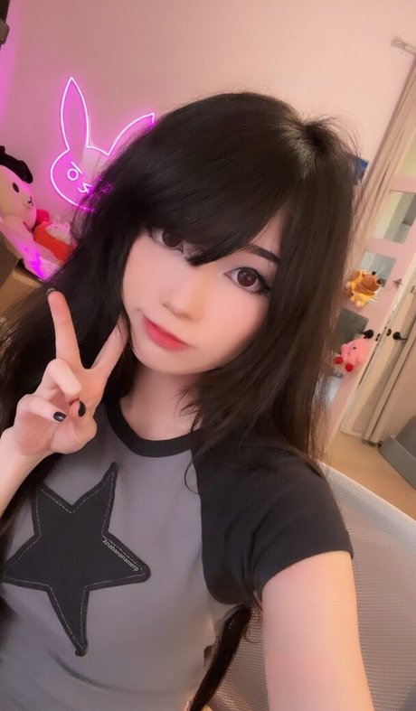 Emiru model nude photo