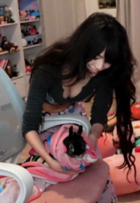 Emiru model hot archive