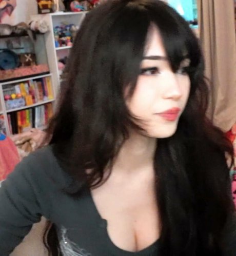 Emiru model hd pictures