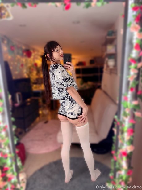 Rooshibi model pornographic pic