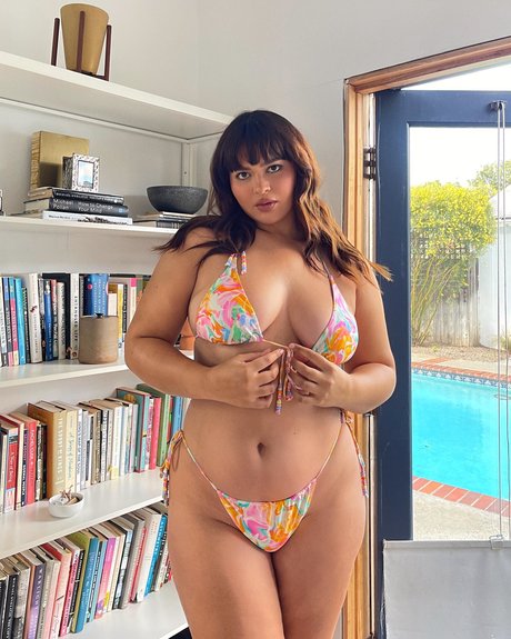 Bellaagolden model hd pictures