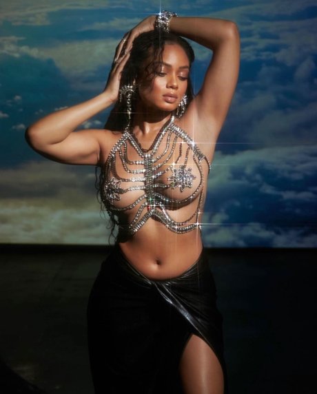 Essence Tatiana model high quality image