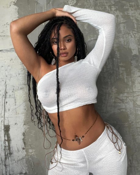 Essence Tatiana exclusive model pic