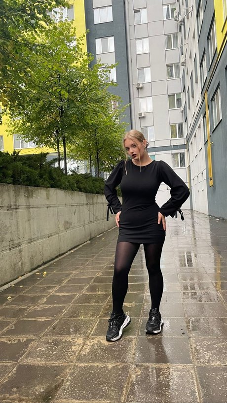 _Caroline Moore_ hot actress pics