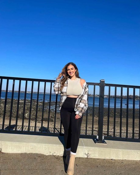 Ivel Pesantez model nice pic