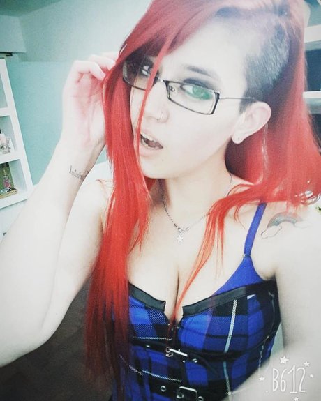 Niniah Wolfy hot pornstar img