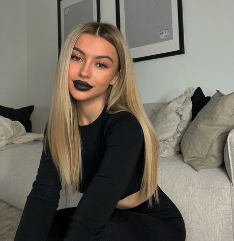 Linabmn model naked picture