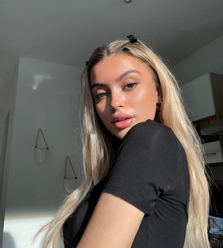 Linabmn exclusive model gallery