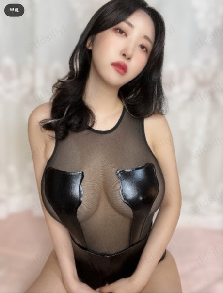 Mochilove model art images