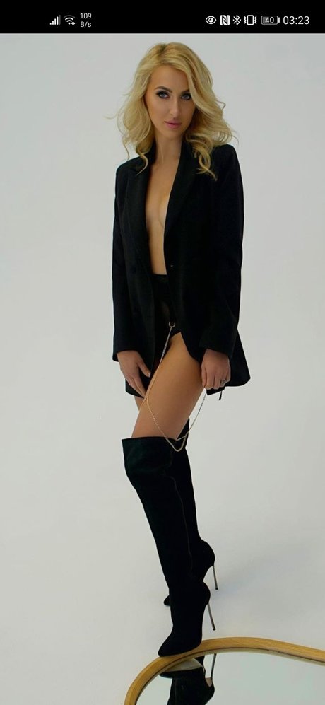 Manyazzzz naked model image