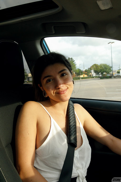 Adriene Macedo naked model image