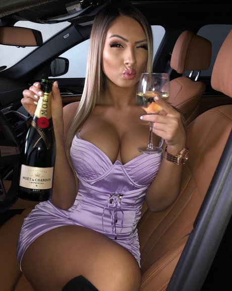 beautiful blonde onlyfans free nude galleries