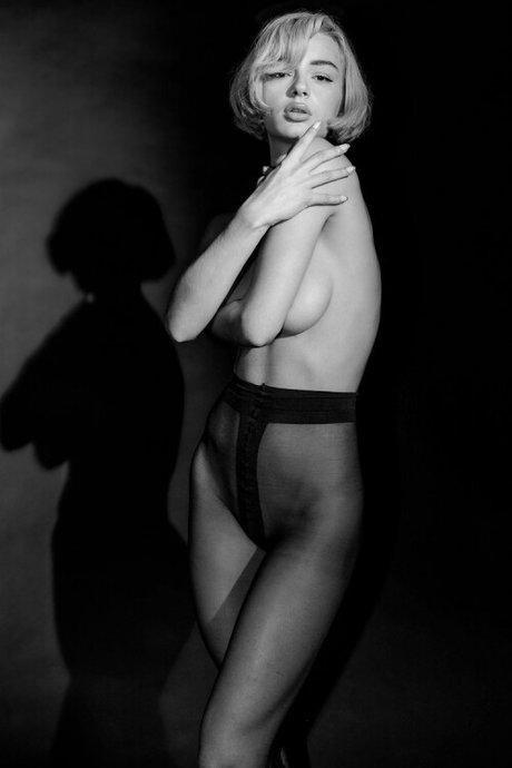 Roxane Eylaud_ star hot images