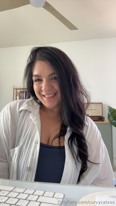 Curvycatxxx nude star photo