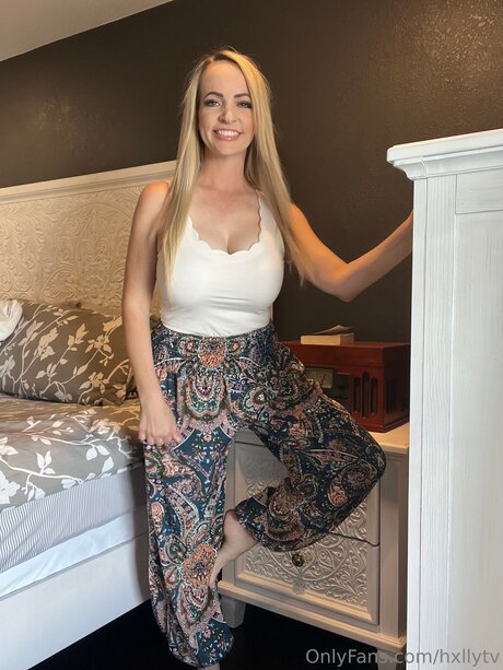 Hxllytv sex model photo