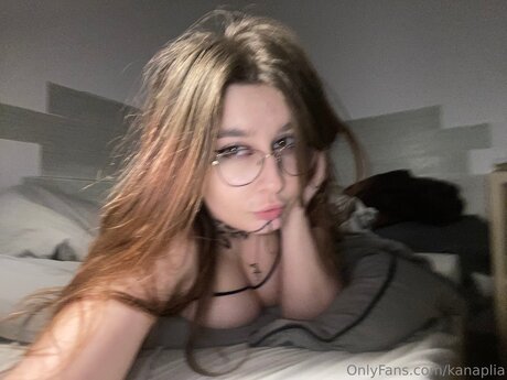 Kanaplia nude model pics