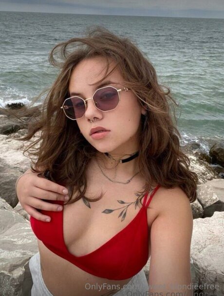 Sweet Blondieefree nudes actress photos