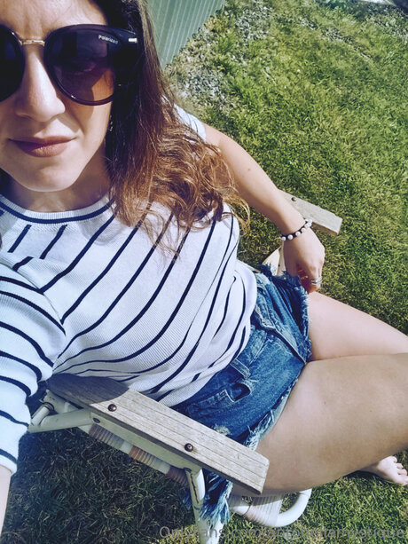 Ladyaria Hot model top picture