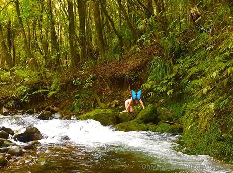 Uhotwifepriya naked pornstar photo