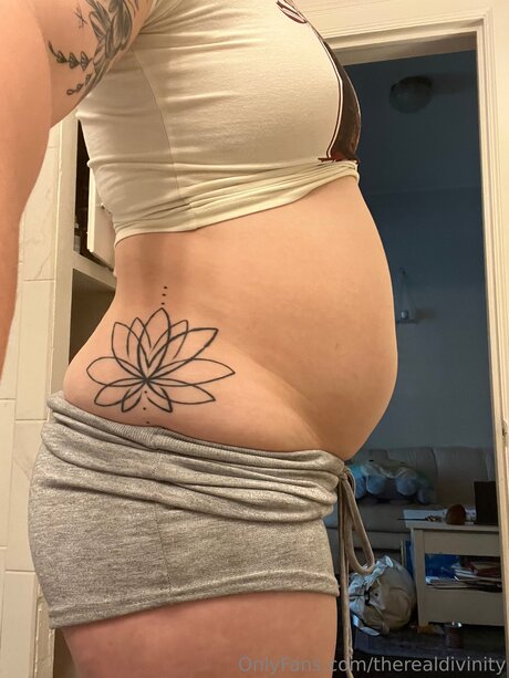 Therealdivinity adult model image